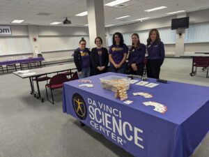Da Vinci Science Center table